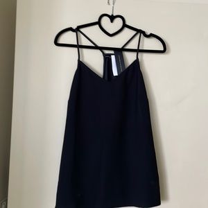 Show off those 💪🏼 in this cute top!